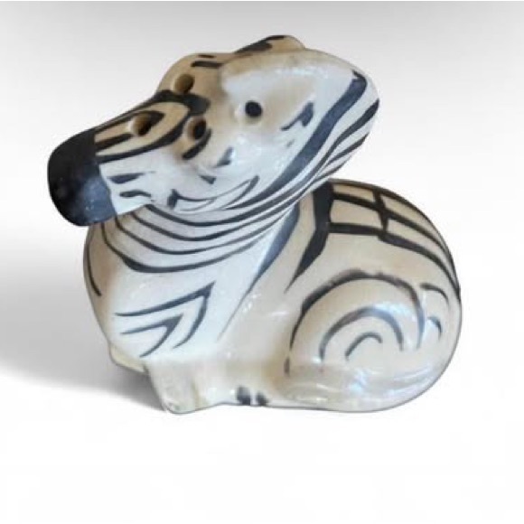 Ceramic Zebra Figurine Vintage Zebra Salt and Pepper Shaker from the 1920s - Picture 2 of 3